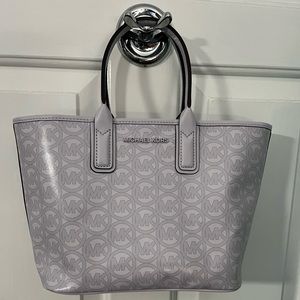 Great condition Michael Kors purse